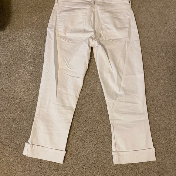 Signature Modern Capri Levi Strauss - Picture 6 of 12